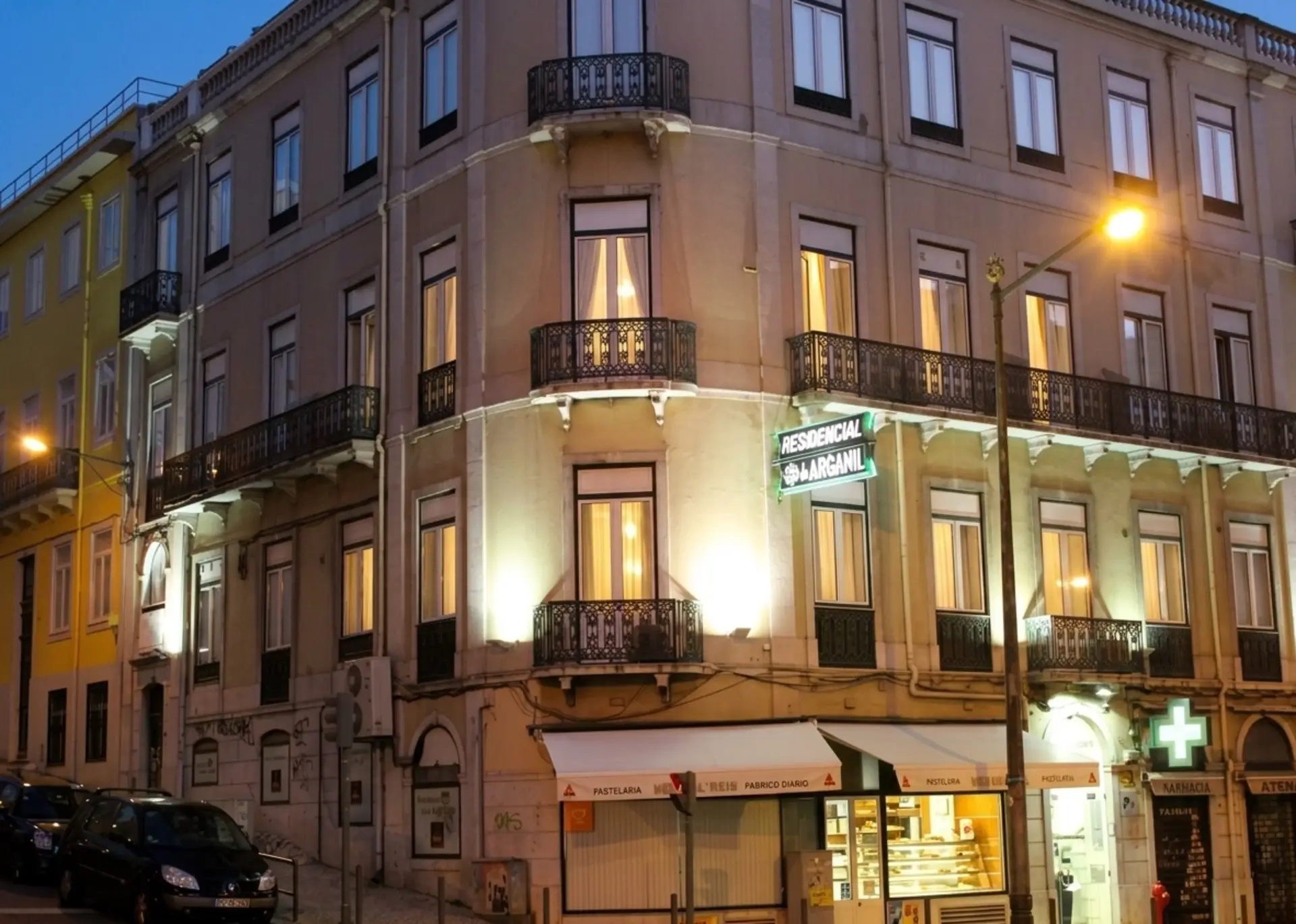 Fachada do hotel Estrela de Arganil em Lisboa ao pôr do sol